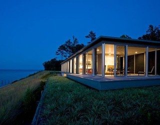 Wrapped in Glass: Rappahannock River House in Virginia